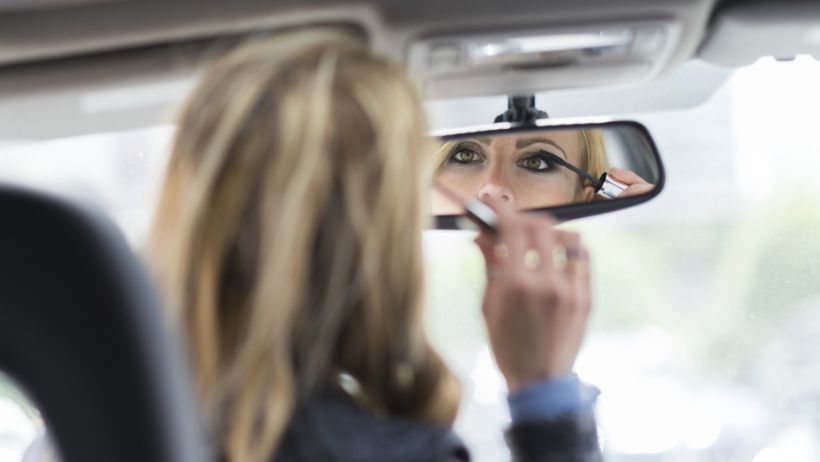 woman applying makeup causing car accident needing car accident lawyer, distracted driving accident Houston lawyer