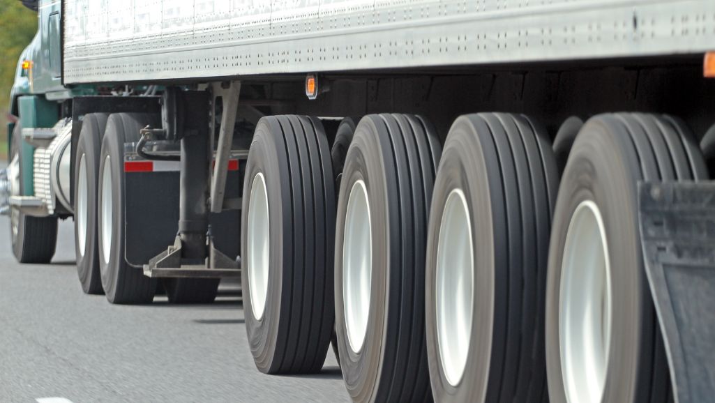 truck tires may blow out requiring Houston auto accident attorney to