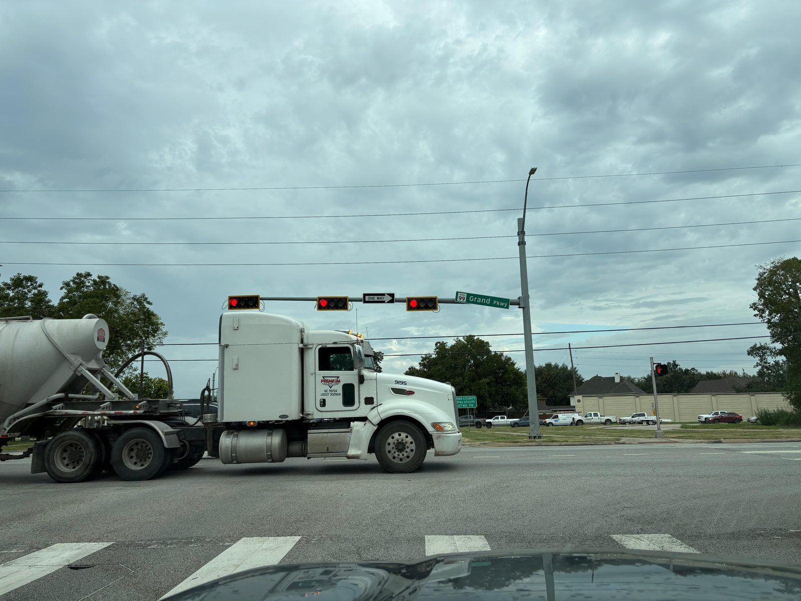 Cement tanker tractor-trailer crossing a signalised Grand Parkway (SH-99) intersection in Sugar Land, Texas